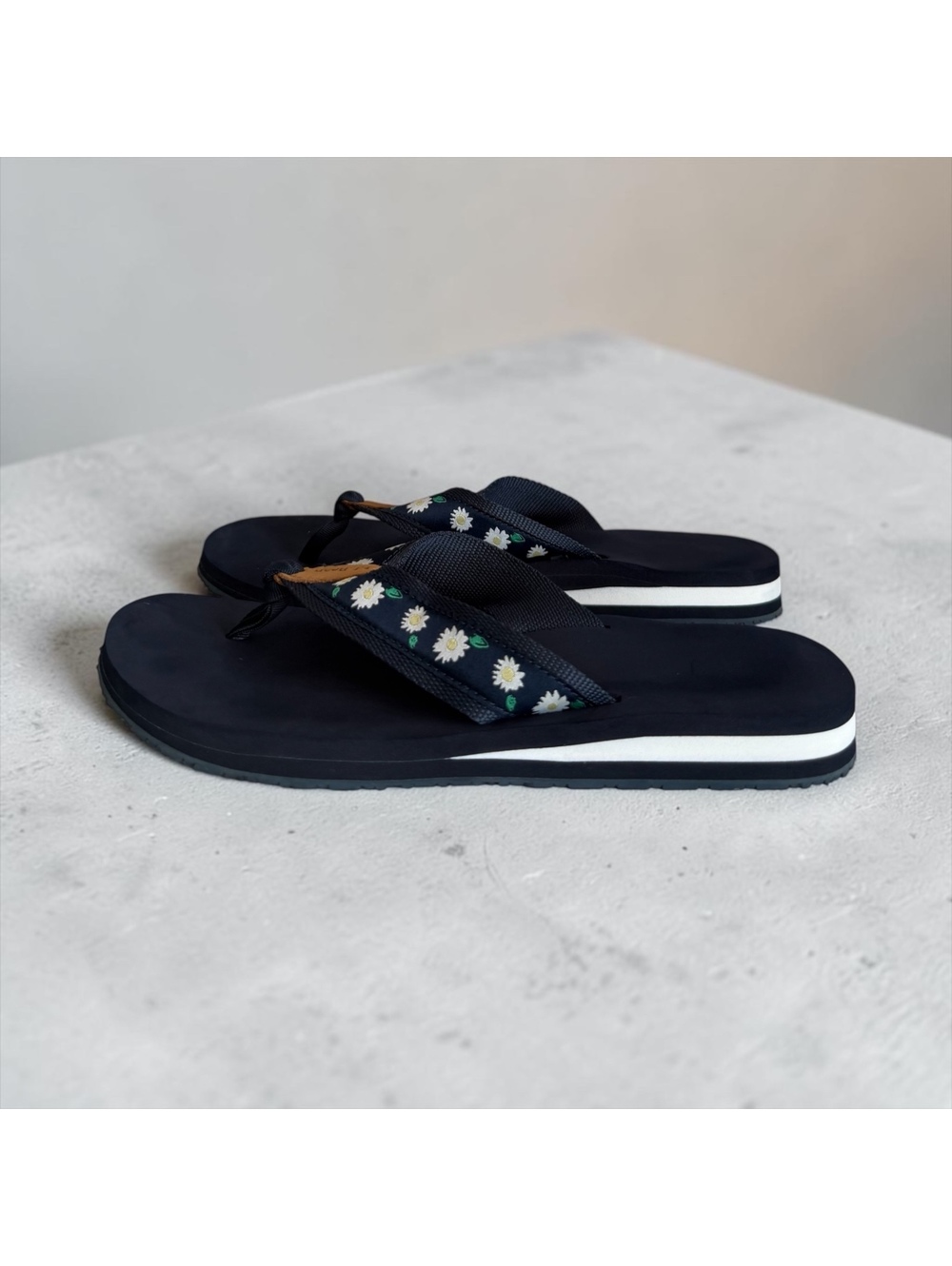 L.L.Bean Women’s Maine Isle Flip Flops Navy Blue Daisy Floral Size 10